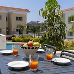 Modern Townhouse With Pool Minutes Center Hébergement de vacances Limassol