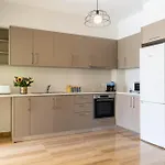 Modern Townhouse With Pool Minutes Center *