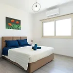 Modern Townhouse With Pool Minutes Center