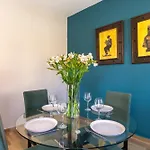 Hébergement de vacances Modern Townhouse With Pool Minutes Center