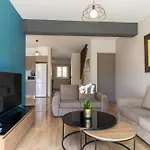 Modern Townhouse With Pool Minutes Center *