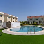 Modern Townhouse With Pool Minutes Center