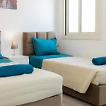Ferienhaus Modern Townhouse With Pool Minutes Center