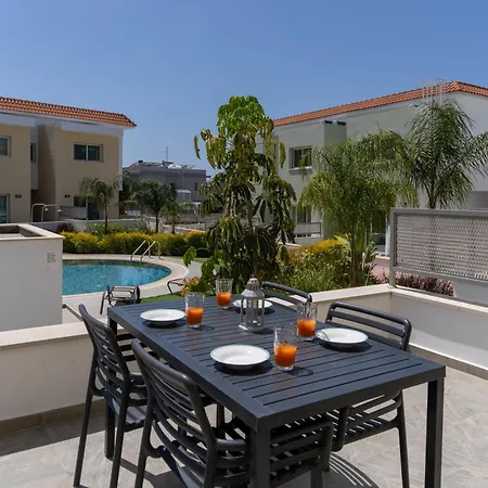 Modern Townhouse With Pool Minutes Center Дом отдыха Лимасол