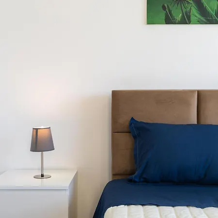 Modern Townhouse With Pool Minutes Center