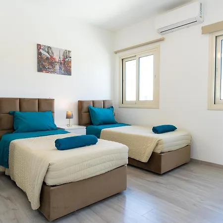 Modern Townhouse With Pool Minutes Center Hébergement de vacances
