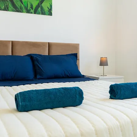 Modern Townhouse With Pool Minutes Center