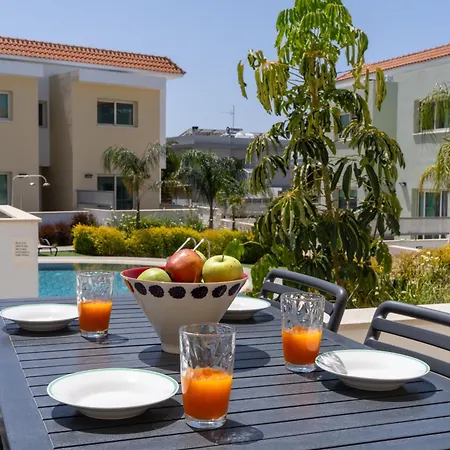 Modern Townhouse With Pool Minutes Center Hébergement de vacances Limassol