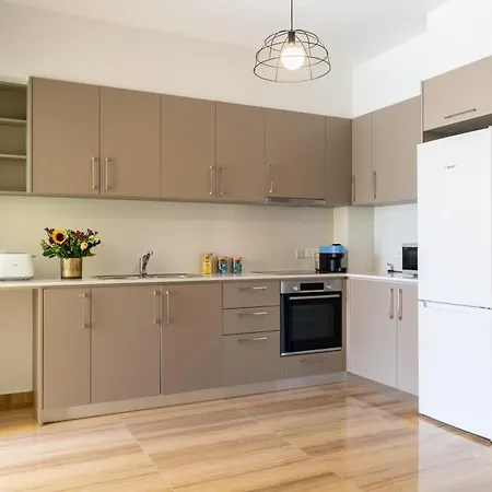 Modern Townhouse With Pool Minutes Center *