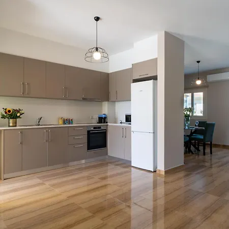 Modern Townhouse With Pool Minutes Center לימסול