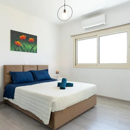 Modern Townhouse With Pool Minutes Center