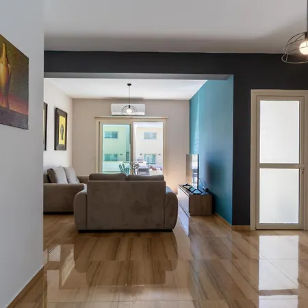 בית נופש Modern Townhouse With Pool Minutes Center לימסול