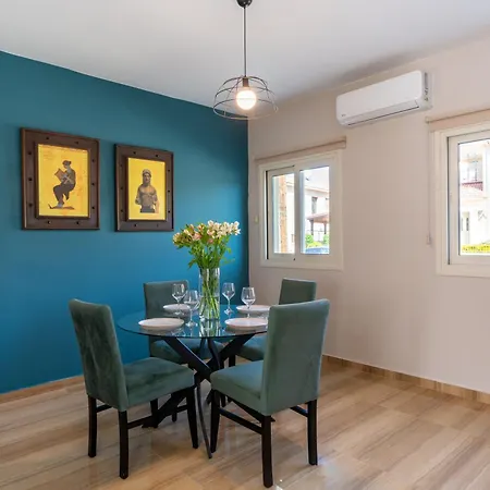 Modern Townhouse With Pool Minutes Center