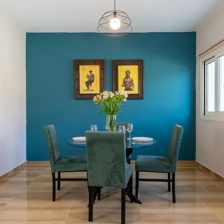 Modern Townhouse With Pool Minutes Center Hébergement de vacances *