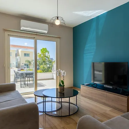 Modern Townhouse With Pool Minutes Center *