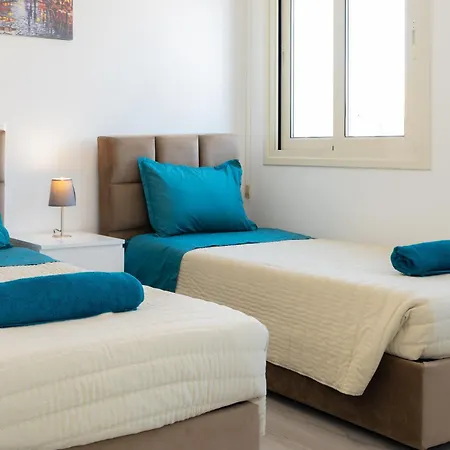 Hébergement de vacances Modern Townhouse With Pool Minutes Center