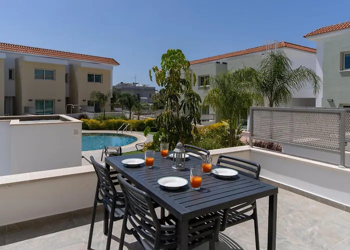 Modern Townhouse With Pool Minutes Center Prázdninový dům Lemesos