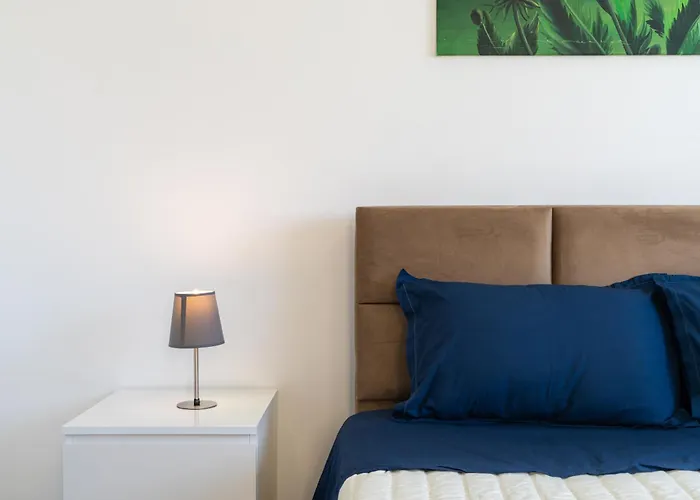 Modern Townhouse With Pool Minutes Center