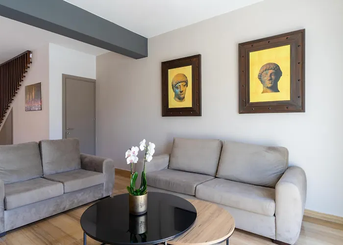 Modern Townhouse With Pool Minutes Center *