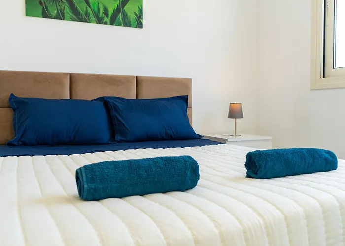 Modern Townhouse With Pool Minutes Center