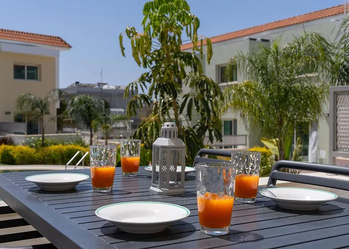 Modern Townhouse With Pool Minutes Center Nyaraló *