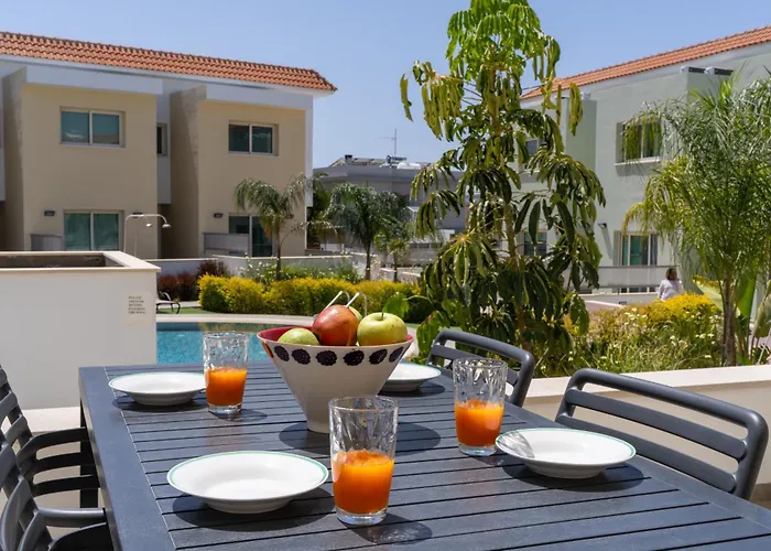 Modern Townhouse With Pool Minutes Center Prázdninový dům Lemesos