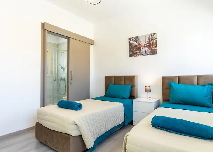 Modern Townhouse With Pool Minutes Center Lemesos