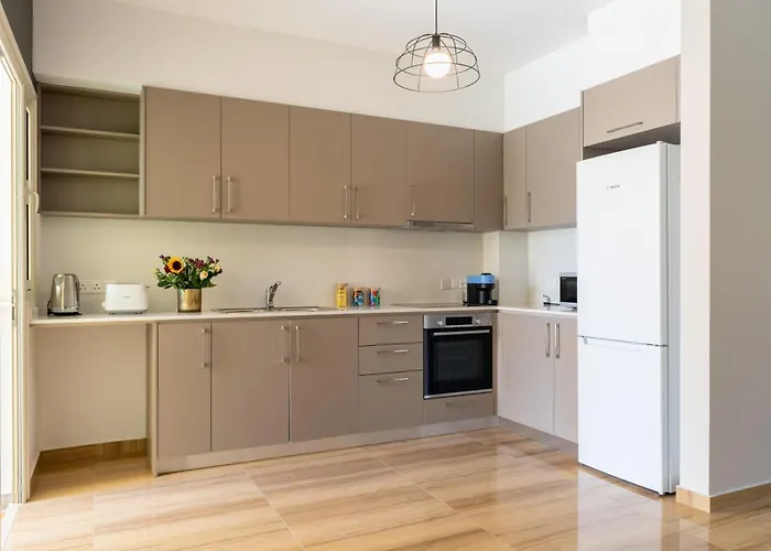 Modern Townhouse With Pool Minutes Center *