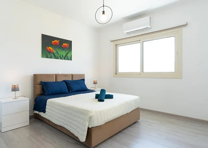 Modern Townhouse With Pool Minutes Center