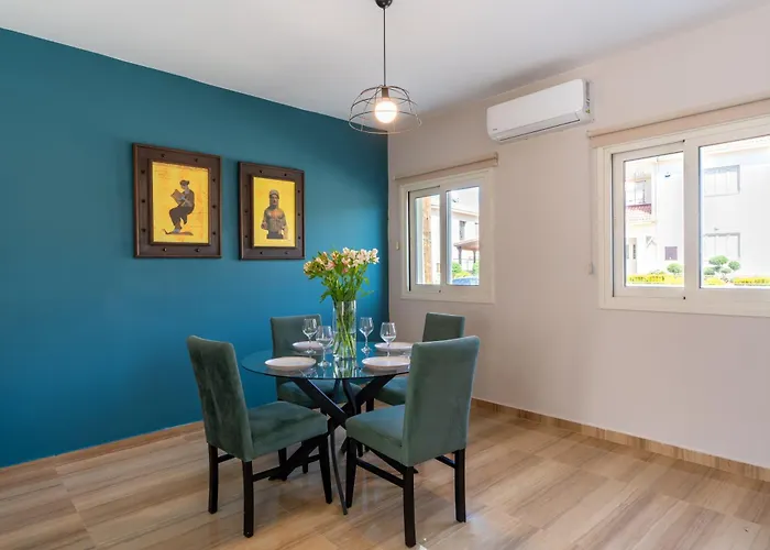 Modern Townhouse With Pool Minutes Center