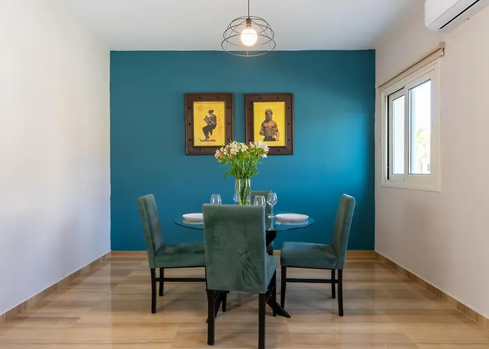 Modern Townhouse With Pool Minutes Center Prázdninový dům *