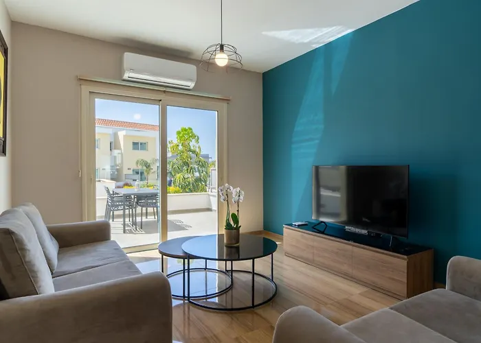 Modern Townhouse With Pool Minutes Center *