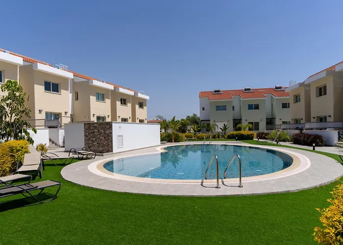 Modern Townhouse With Pool Minutes Center