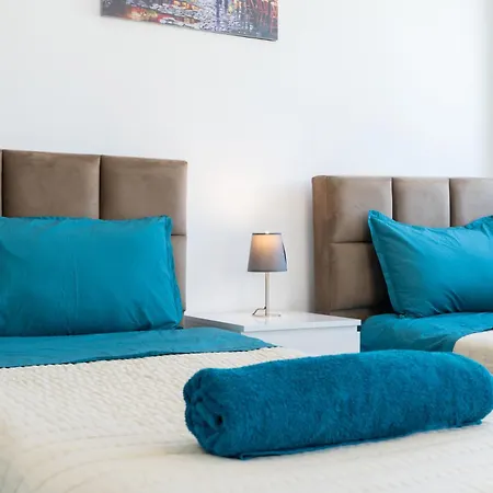 Dom wakacyjny Modern Townhouse With Pool Minutes Center *
